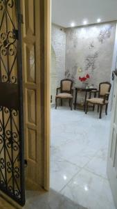 an open door to a room with chairs and a table at Maison d'hôtes Dar Ranim Tozeur in Tozeur