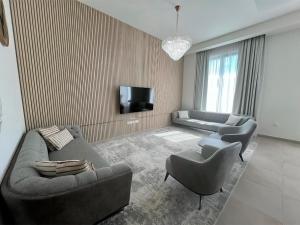 Televisi dan/atau pusat hiburan di Luxury Villas with Beach Access by VB Homes