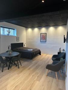 Habitación con cama, mesa y sillas. en Torvet17 Nr4 - 35m2, en Maribo