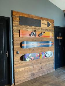 una parete di legno con diversi skateboard sopra di Riders House New Gudauri a Gudauri