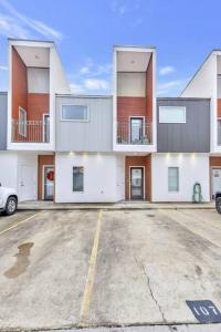 ein leerer Parkplatz vor einem Gebäude in der Unterkunft Cozy 2 Bed Townhome near the Hospital in Lafayette