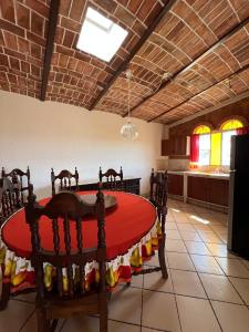 una sala da pranzo con tavolo e una cucina di Mama Chuy Hotel & Villas a San Juan Cosalá