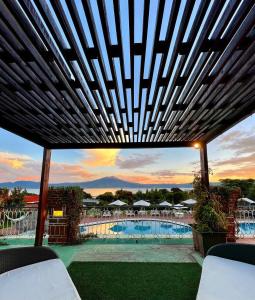 una vista dal patio di un resort con piscina di Mama Chuy Hotel & Villas a San Juan Cosalá