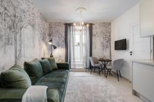 un soggiorno con divano verde e tavolo di Saint Andrew Boutique Apartment a Szentendre