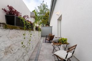 patio con sedie, tavolo e parete di Saint Andrew Boutique Apartment a Szentendre