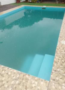 A piscina localizada em Macrigaluma Luna solo con seña ou nos arredores