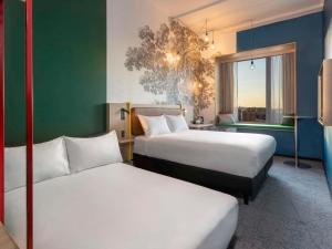 Un pat sau paturi într-o cameră la ibis Styles Copenhagen Orestad