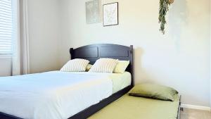 Tempat tidur dalam kamar di Comfy Family-size Townhome 2BR-5 People near Old town Arvada-10min walk