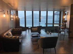 un soggiorno con divani e vista sull'oceano di Hotel Concorde ad Arona