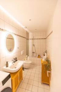 y baño con lavabo y aseo. en Herzraum Appartement,kostenfreier Parkplatz,Innenstadt Babybett,Familie u Buisness,gratis Kaffee und Tee, en Bautzen