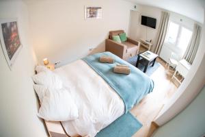 1 dormitorio con 1 cama grande y sala de estar en The Ring Inn, en Adenau