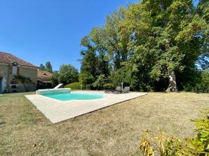 a swimming pool in the backyard of a house at Château de Belleaucourt 