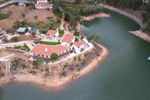 uma vista aérea de uma casa numa ilha na água em Reinado de Dom Dinis em Dornes