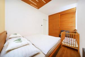 Una cama o camas en una habitación de Apartment Hradečanka