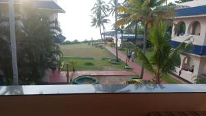 גינה חיצונית ב-Seashore Beach Resort Varkala