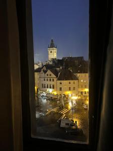 een uitzicht vanuit een raam van een stad 's nachts bij Kafka Prague rooms in Praag