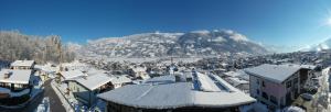 een stad bedekt met sneeuw met een berg op de achtergrond bij Appartement Anja in Fügen