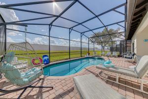 un patio avec une balançoire et une piscine dans l'établissement Dream Villa - New 4BR/3BA - 6 Miles From Disney, à Orlando