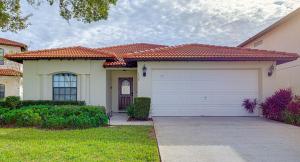 une maison avec garage dans une cour dans l'établissement Dream Villa - New 4BR/3BA - 6 Miles From Disney, à Orlando