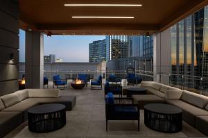 Uma área de estar em AC Hotel by Marriott Raleigh North Hills