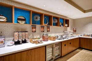 ครัวหรือมุมครัวของ SpringHill Suites by Marriott Baltimore BWI Airport