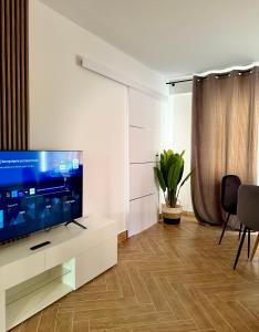 TV tai viihdekeskus majoituspaikassa Apartament Ula