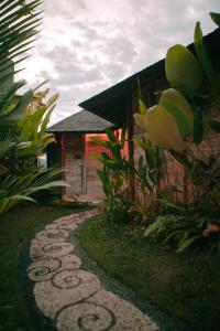 un camino de piedra frente a una casa en Sunrise Paradise Bali, en Karangasem