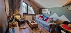 Area tempat duduk di PinePino Borovets, aparthotel Borovets Gardens A60