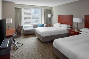 Cama ou camas em um quarto em Marriott Downtown at CF Toronto Eaton Centre