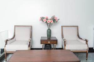 A seating area at Quang Minh Riverside Hotel Danang