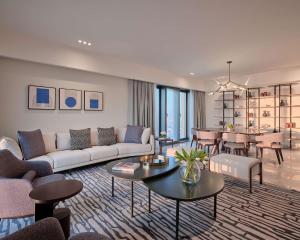 un soggiorno con divano e tavolo di Grand Hyatt Kuwait Residences a Kuwait