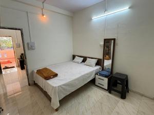 Cama ou camas em um quarto em Daulatabad Guest House