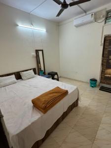 Cama ou camas em um quarto em Daulatabad Guest House