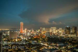 una città illuminata di notte con edifici di Seaview Mansion One Georgetown a George Town