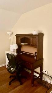 ein altes Klavier in einem Zimmer mit einer Lampe in der Unterkunft B1 A private room in Naperville downtown with desk and Wi-Fi near everything in Naperville