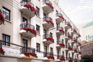 une façade de bâtiment avec des fleurs sur les balcons dans l'établissement The Yangtze Boutique Shanghai, à Shanghai