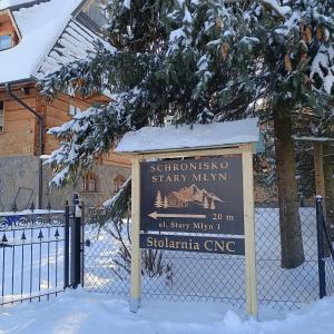 Schronisko Stary Młyn during the winter