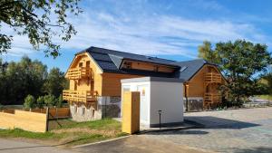 een huis met een solarium bovenop bij Pohoda Na Hůrce in Horní Planá