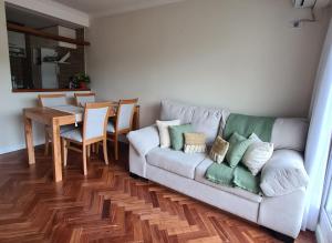 sala de estar con sofá y mesa en Paseo Balcarce Suite, en Salta