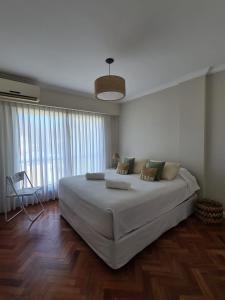 1 dormitorio con 1 cama blanca grande en una habitación en Paseo Balcarce Suite, en Salta