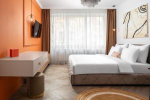 Un pat sau paturi într-o cameră la Siesta Boutique Smart Suites