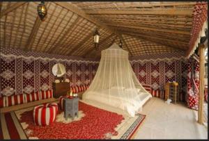 Una cama o camas en una habitación de Al Marmoom Oasis "Luxury Glamping & Bedouin Experience"