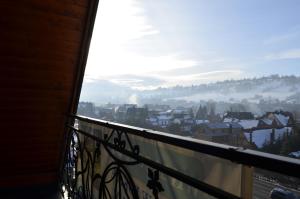 O vedere generală la munți sau o vedere la munte luată de la acest apartament