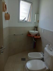 een badkamer met een toilet, een wastafel en een raam bij OSTENDEZENTAO in Ostende