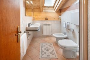 uma casa de banho com um WC e um lavatório em Chalet Primula 14 em Santa Caterina Valfurva