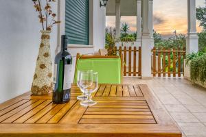 - une bouteille de vin et un verre sur une table en bois dans l'établissement Abrigo do Castelo - Pica-Pau, à Ourém