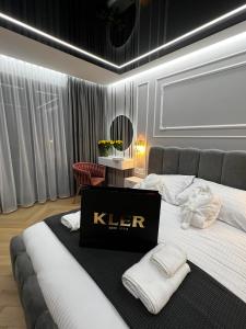 een slaapkamer met een kingsize bed met een kler-bord erop bij Paris in Cracow Apartment in Krakau