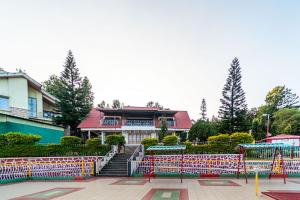 un edificio con una valla delante en Treebo Raval Resort with Valley View, en Panchgani