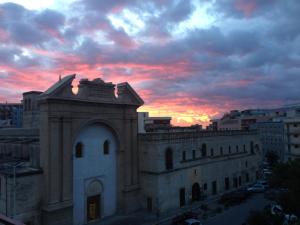 un edificio con una puesta de sol en el fondo en Guest House 38 Monopoli, en Monopoli