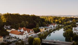 eine Luftansicht einer Stadt neben einem Fluss in der Unterkunft Boutique-Hotel Bayerischer Hof in Kempten